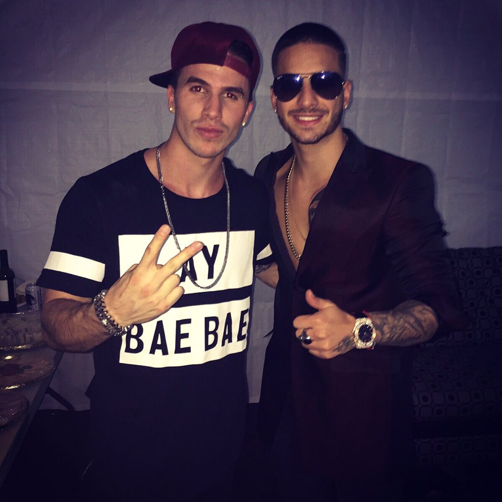 ALEMENDOZA_GT's tweet photo. Tercera vez compartiendo tarima con este grande, esta vez le toco a #ElSalvador. Bendiciones hermano, #DaalePues ⚡️🎤 https://t.co/BHRZaZ9Lll