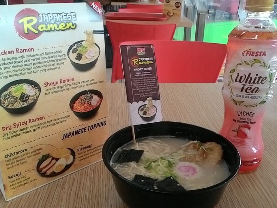 Yusack's tweet photo. Nyam.. nyam.. enak jg Chicken Ramennya.. @MORStore #JapaneseRamen https://t.co/nwzsxhPabo