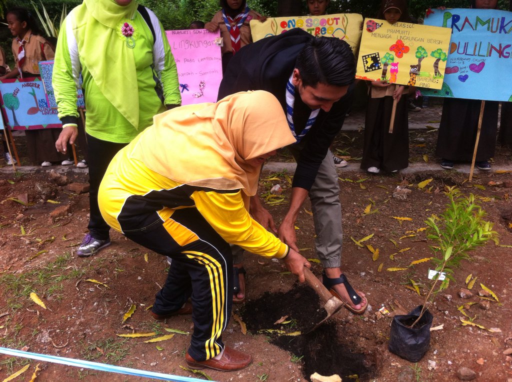 Selamat hari pohon sedunia, inilah aksi ka <a href="/harrisnizam/">Harris Nizam</a> ttg kepedulian terhadap pohon. #HariPohonSedunia