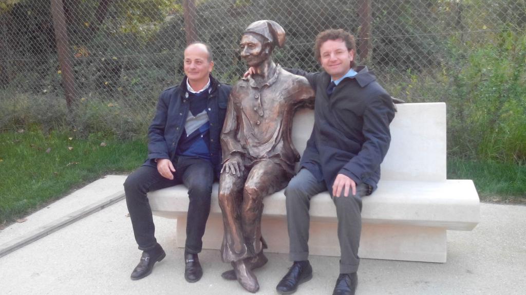 salvatoresolaro's tweet photo. Nel parco urbano di Acerra in compagnia di Pulcinella e del sindaco. https://t.co/1gI11CZZr4