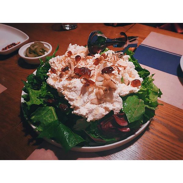 T_araTH's tweet photo. [แปล-IG] 151119 คิวริ:  สลัดริคอตต้าชีส🌿 #เต็มไปด้วยความรัก #เพิ่มชีส #สลัดริคอตต้าชีส #LaBleu #ร้านอาหารที่อิแทวอน https://t.co/DCQC0CadrQ