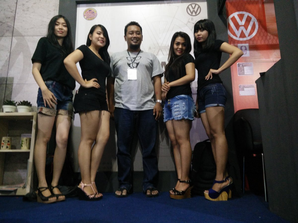 maliome's tweet photo. Booth @PriaMalas di Jogja Volkswagen Festival 2015 di JEC. Khusus buat fun, istirahat dan enak enak https://t.co/Mn11h4KbHn