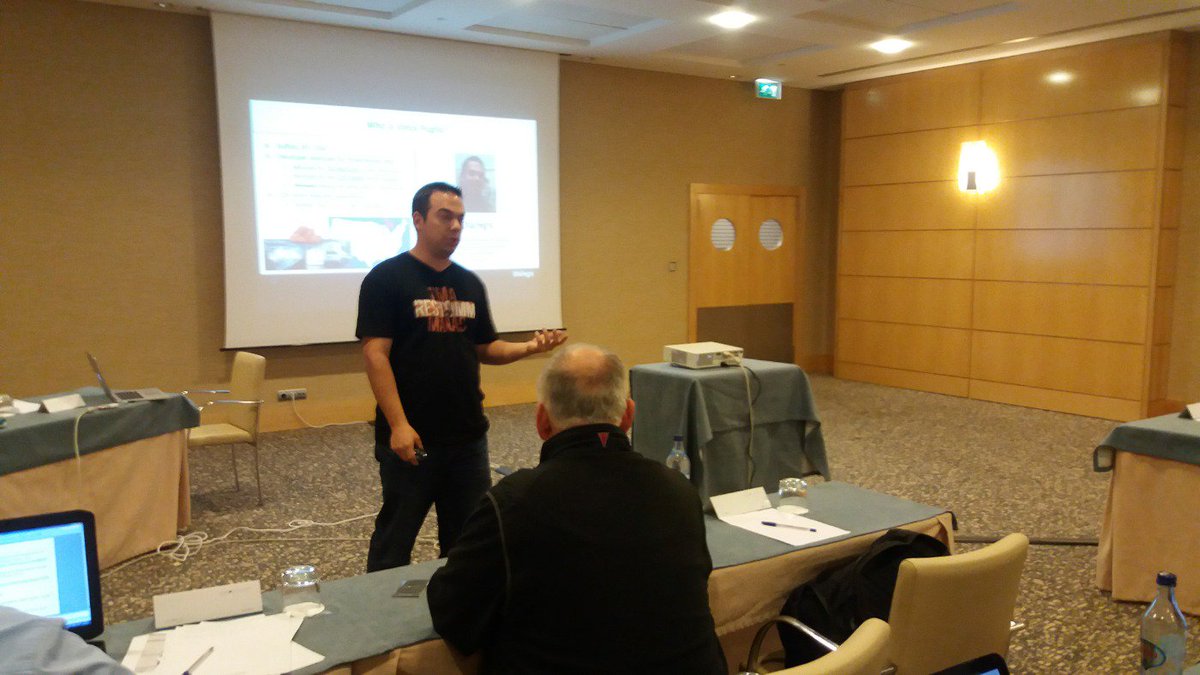 CharlesRoufay's tweet photo. @vfpuglia from @Dialogic presenting PowerMedia XMS at #RestConn organized by @telestax https://t.co/MbNt9pyU9v