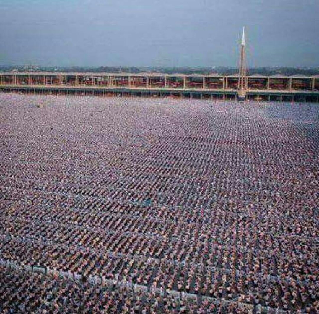 Amazing!! 5000 schools, 1 million children meditating for world peace at Phra Shammakaya Temple in #Thailand!!
