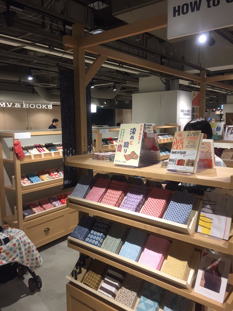 suz501's tweet photo. イイ感じ！ #hmvbooks_tokyo https://t.co/k0aejDXoZp