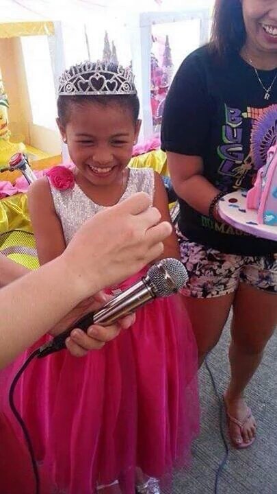 LycaG_United's tweet photo. Priceless smile bday girl😁😁😁
"Dalhin mo ako sa iyung palasyo-Prinsesa"😊

Happy Birthday Lyca Gairanod https://t.co/6EzEdxKnqF