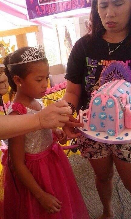 LycaG_United's tweet photo. Priceless smile bday girl😁😁😁
"Dalhin mo ako sa iyung palasyo-Prinsesa"😊

Happy Birthday Lyca Gairanod https://t.co/6EzEdxKnqF