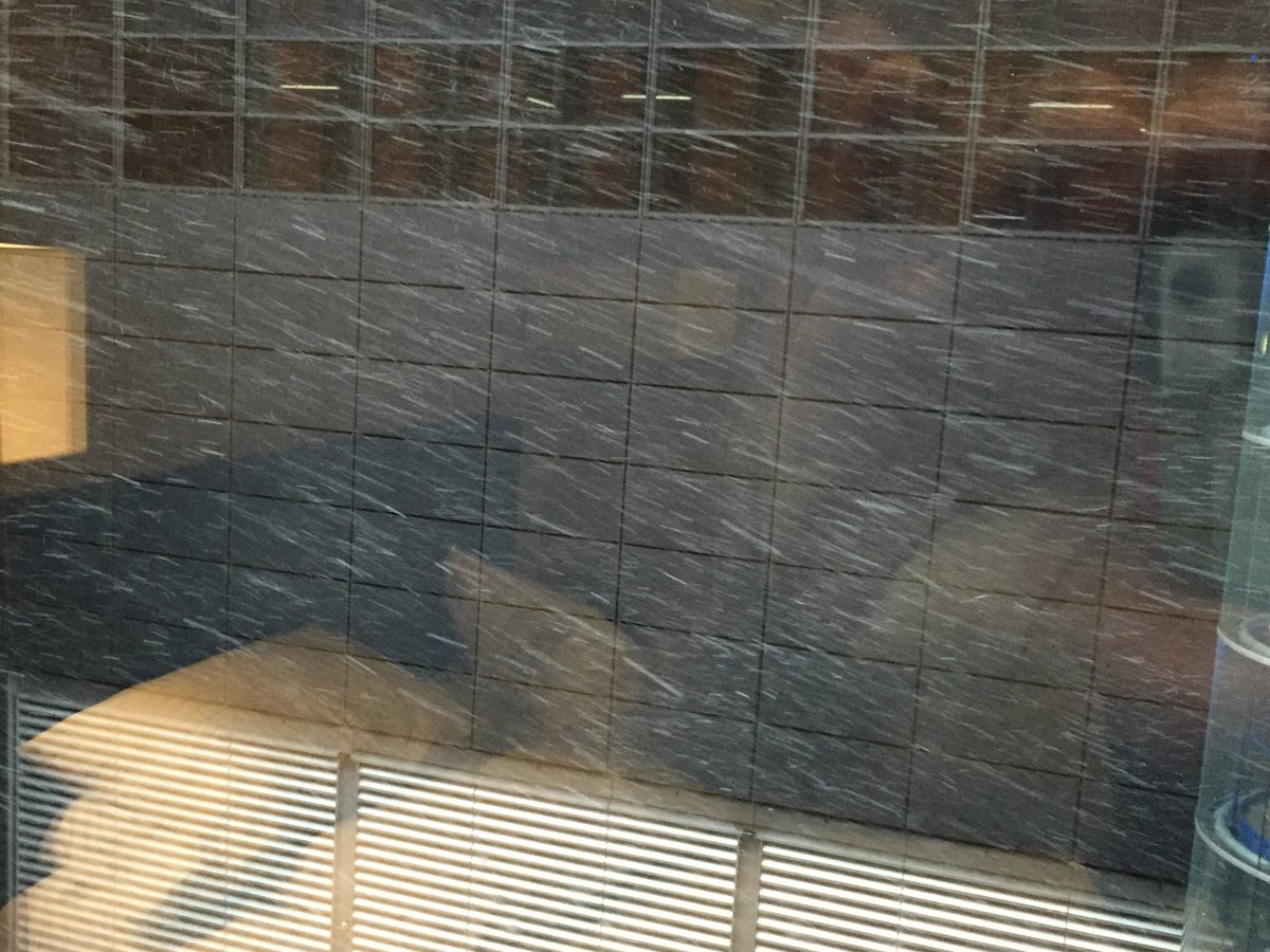 About to walk to the O2 for a morning with sponsors <a href="/ATPWorldTour/">ATPWorldTour</a> Didn’t bring winter jacket!