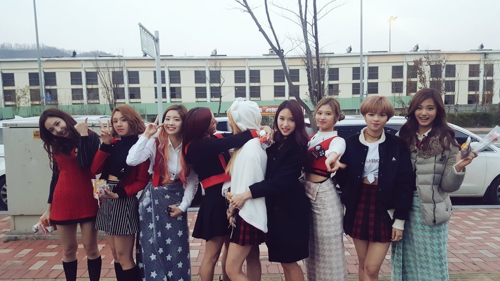 JYPETWICE's tweet photo. 아까 잠시 공트지기의 실수로 ..사진을 올려야한다는 급한마음에 단체사진을 못올려드렸습니다..죄송합니다..(--)(__) 방금 전 미니팬미팅을 끝낸 트와이스입니다! 이제 성남으로 출발합니다! https://t.co/hvWYT4nf7i