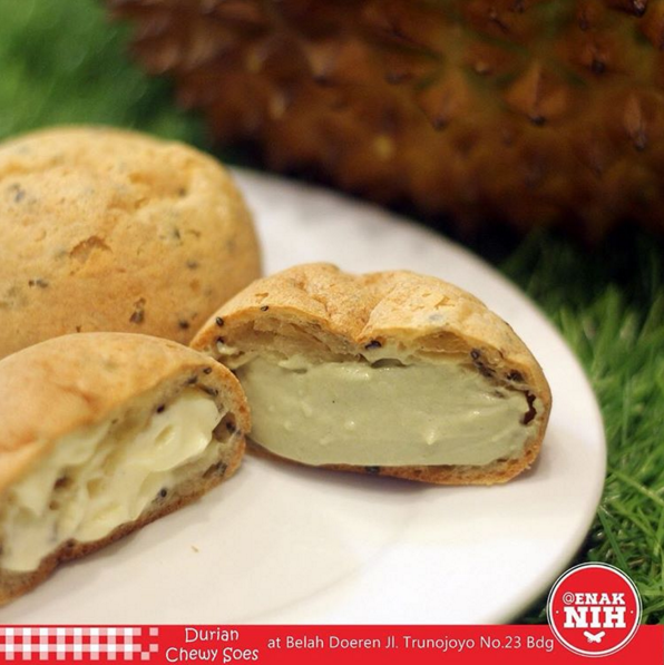 Soes sih udah biasa, tapi CHEWY SOES? Pake vla durian! IDR 55,000 / box (6 pcs). Jl. Trunojoyo No.23 Bandung.