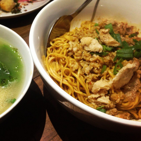 Yamien Rica Asin Katsu. Ada yamien enak dengan rasa asin pedes gurih! Waroeng Menak
Jl. Gatot Subroto 27.