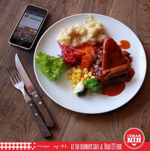 Mix Grill di The Oldway Cafe.
Tenderloin local, chicken, lambchop, sausage. Uenaak!
Jl. RE. Martadinata 121