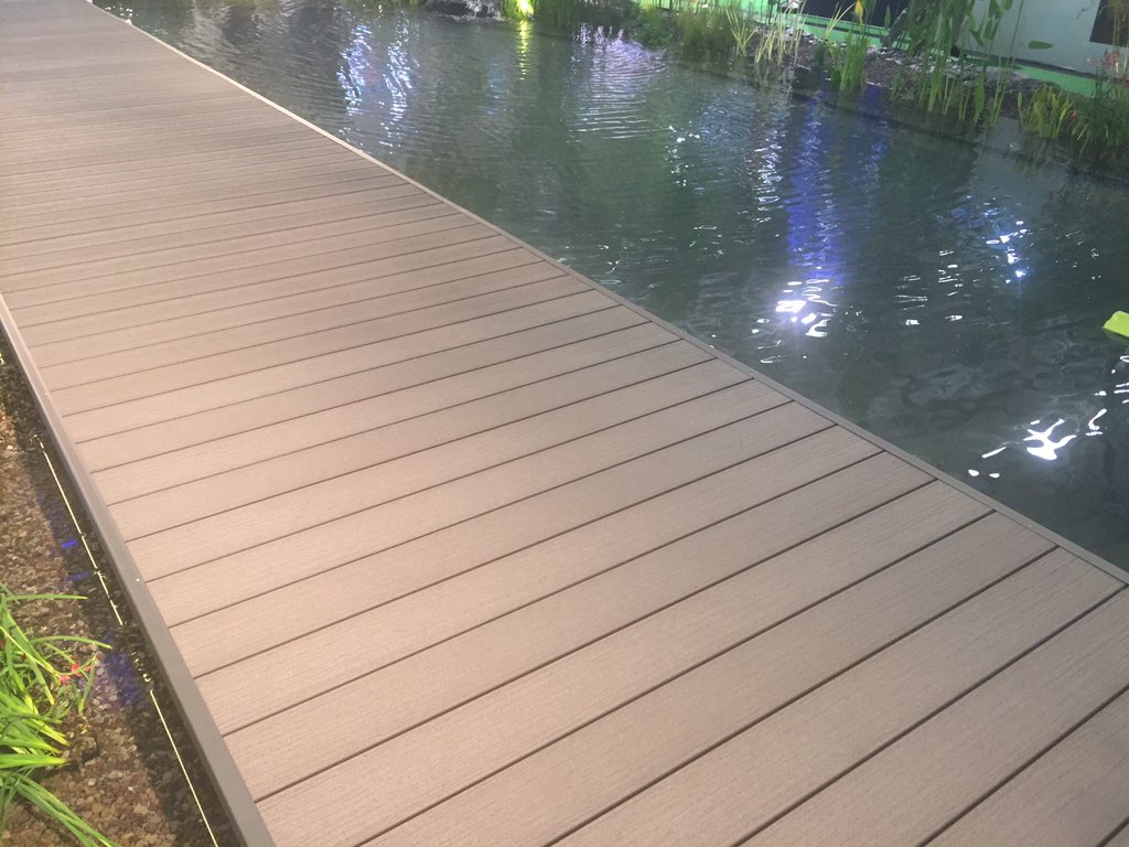 ArendFerdi's tweet photo. Deze #vlonder langs een vijver is gelegd met de hoge Aslon aluminium #onderconstructie vrije overspanning van 1 mtr https://t.co/7LvhPpeVWB
