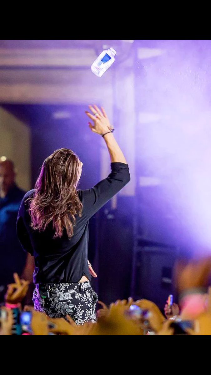 Nour_loves1D's tweet photo. Harry's hair is more beautiful than my whole entire face.๐๐
#MTVStars One Direction #1DKW #MadeInTheAM https://t.co/VkW5yXJxe1