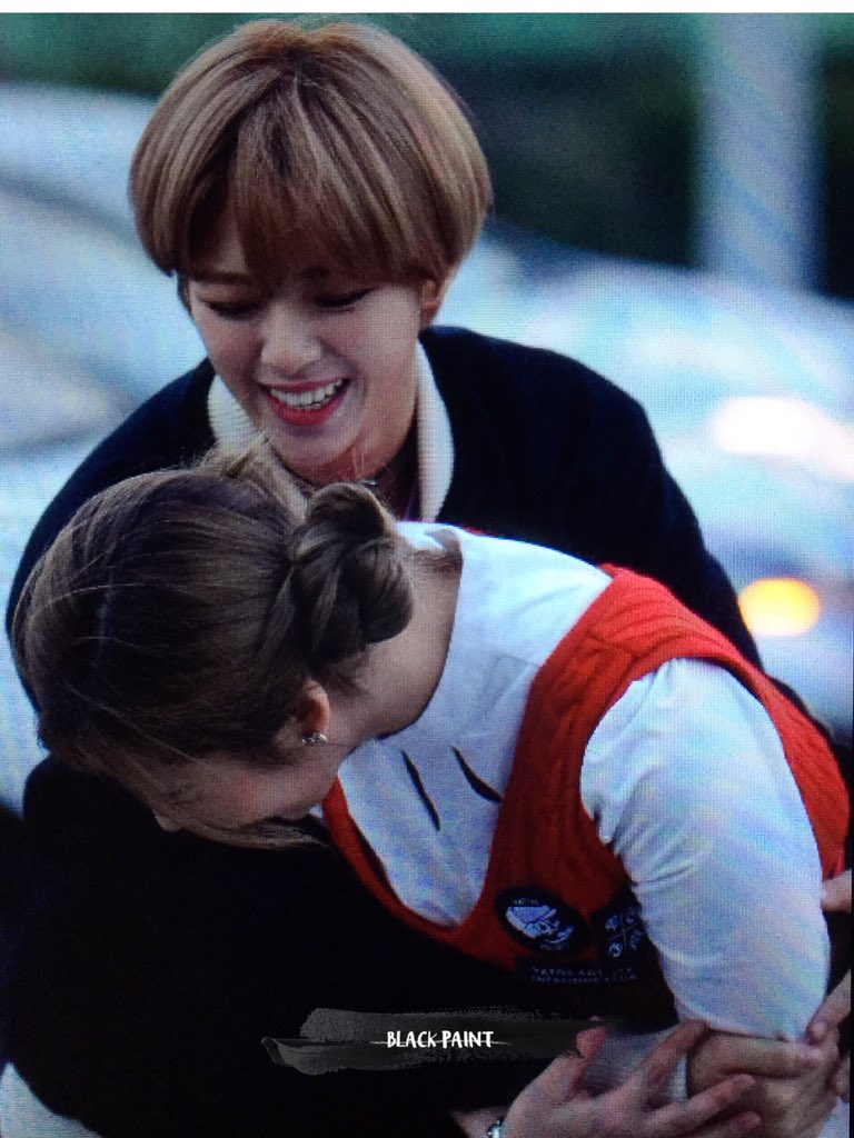 blackpaint96's tweet photo. 151121 음악중심 🐶🐰 💕 
#정연 #사나 #TWICE https://t.co/WSxxQYvCJE