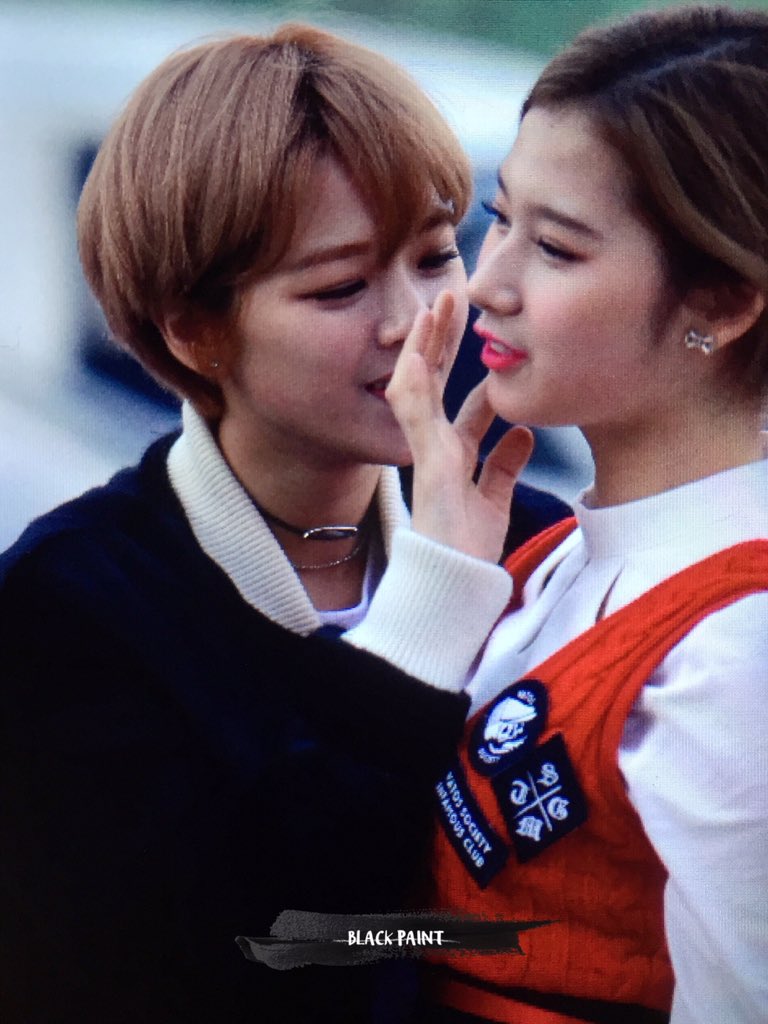 blackpaint96's tweet photo. 151121 음악중심 🐶🐰 💕 
#정연 #사나 #TWICE https://t.co/WSxxQYvCJE