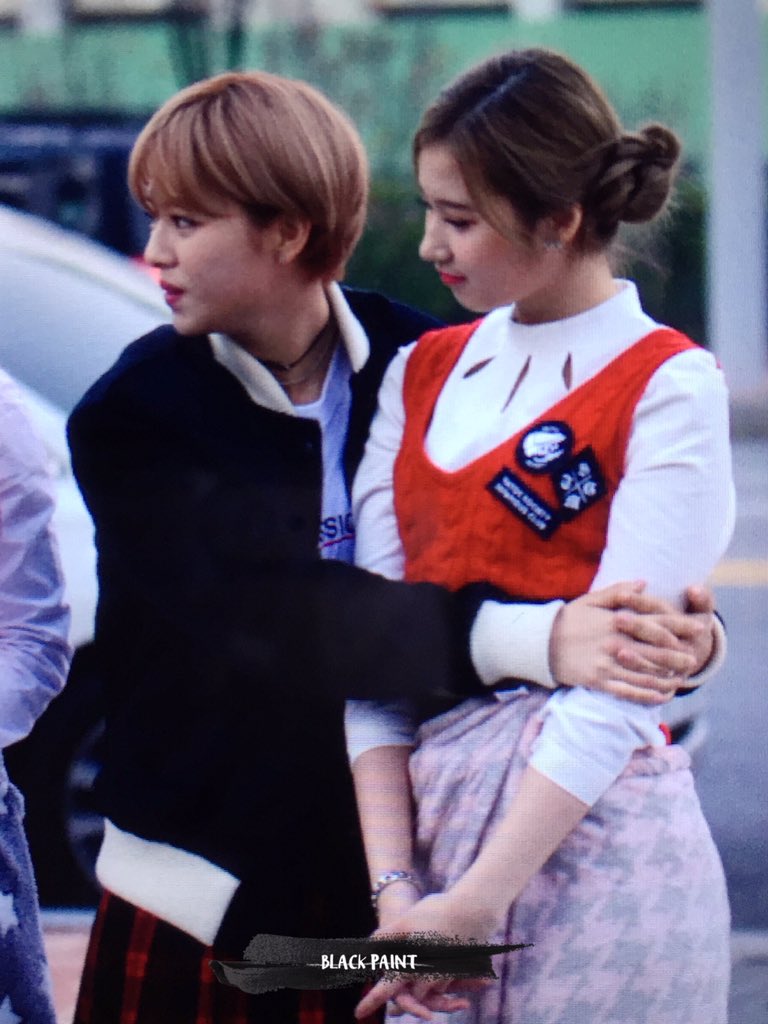 blackpaint96's tweet photo. 151121 음악중심 🐶🐰 💕 
#정연 #사나 #TWICE https://t.co/WSxxQYvCJE
