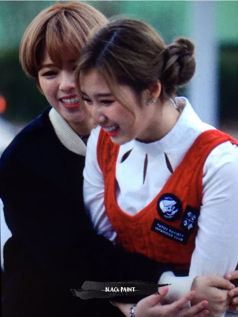 blackpaint96's tweet photo. 151121 음악중심 🐶🐰 💕 
#정연 #사나 #TWICE https://t.co/WSxxQYvCJE