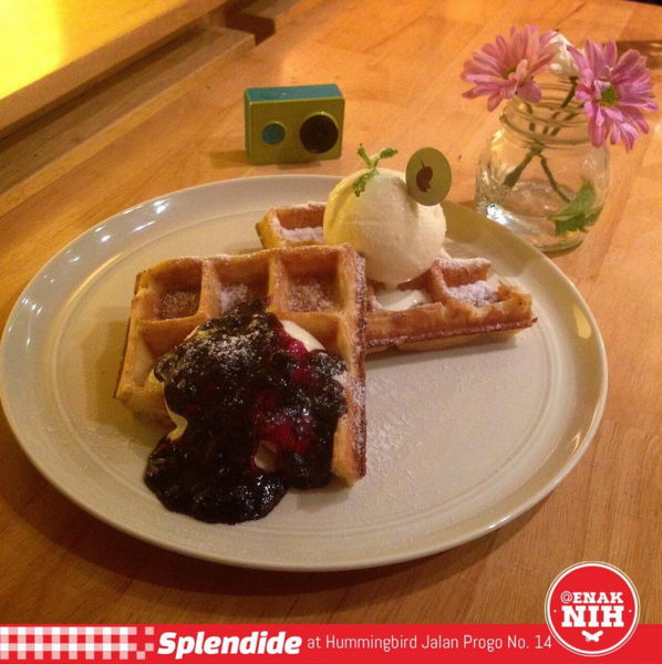 The Hummingbird's Splendide. Waffle crunchy, moist didalam dgn cream blueberry &amp; ice cream vanilla. Jl. Progo 14.