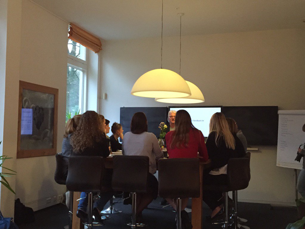 LeonieKooiker's tweet photo. Leuk hoe @marcelmil nannies in spe v @GortzCrown training geeft over communicatie &amp;feedback geven! #springinstituut https://t.co/YVS2CWvFo1
