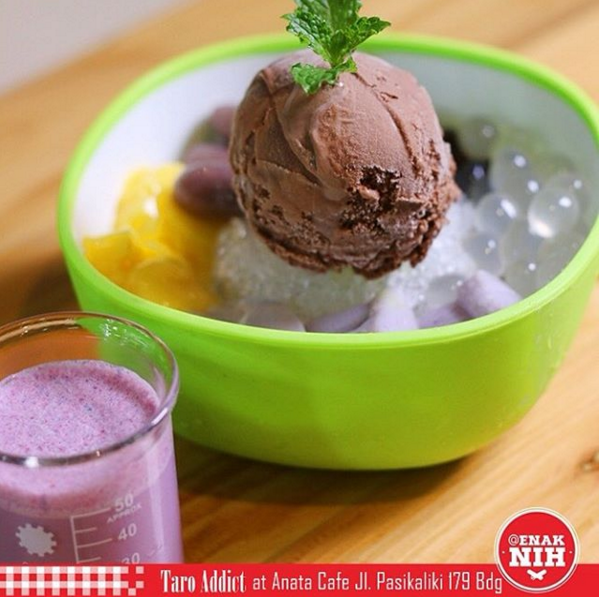Taro Addict by Anata Cafe.
Egg pudding, taro ball, chocolate ice cream. Sluurp! IDR 22,000. Jl. Pasirkaliki 179