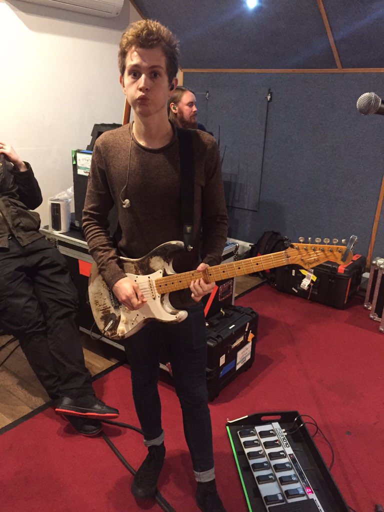 TheVampsband's tweet photo. Follow spree??? Go 🙌🙌 #SampleTheVamps https://t.co/4a38S0JB75