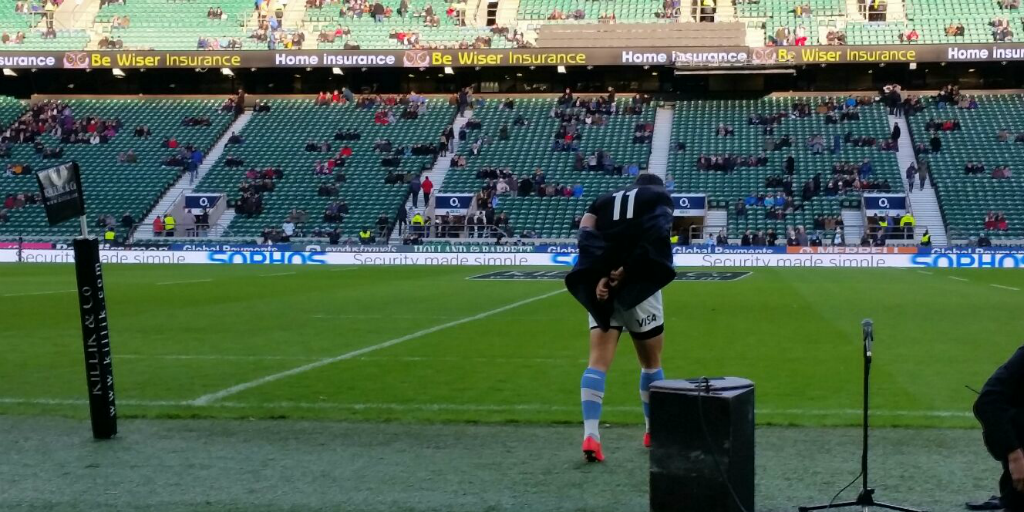 ScrumESPN's tweet photo. #PUMASxESPN Los jugadores entran en calor con una camiseta negra que lleva el 11 en homenaje a Jonah Lomu. https://t.co/FEM5aYKS82