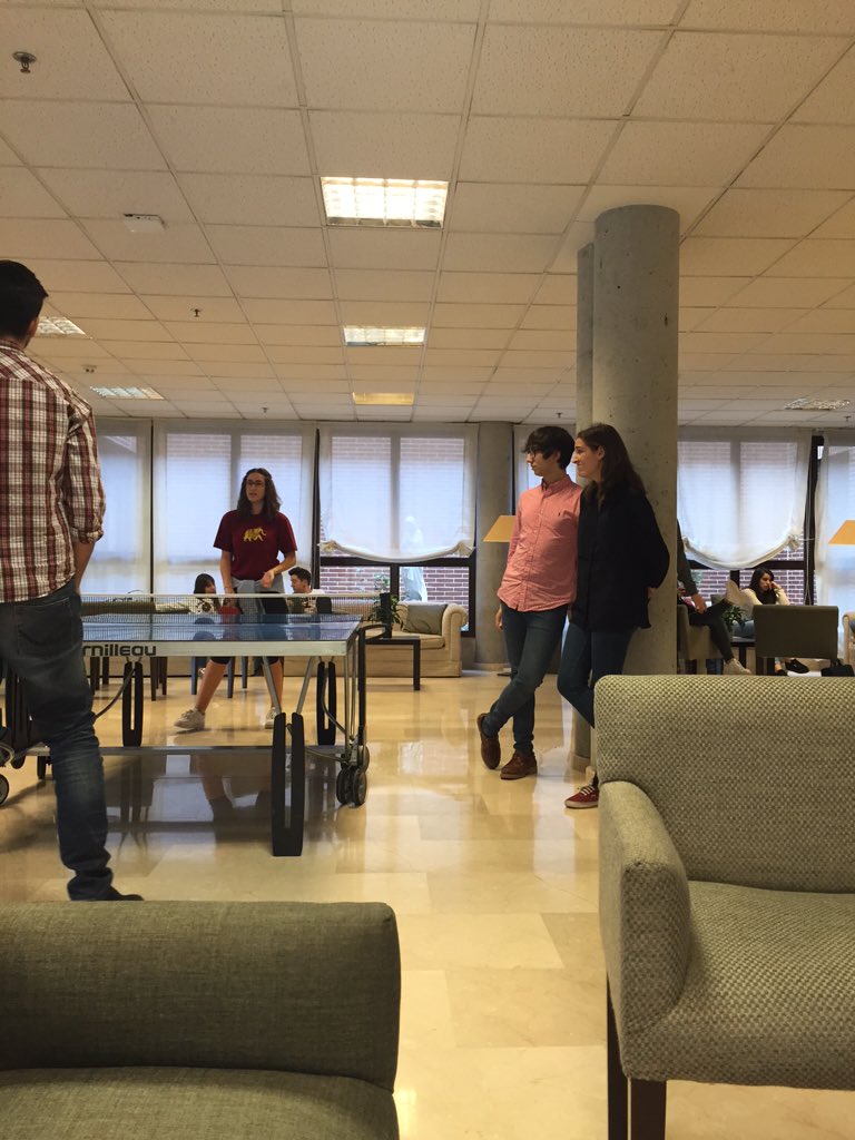 UFVColegioMayor's tweet photo. Blanca , formadora del #CMFV , observando técnicas para cuando llegue su momento. #EncuentroCM. https://t.co/od0RJpEpta