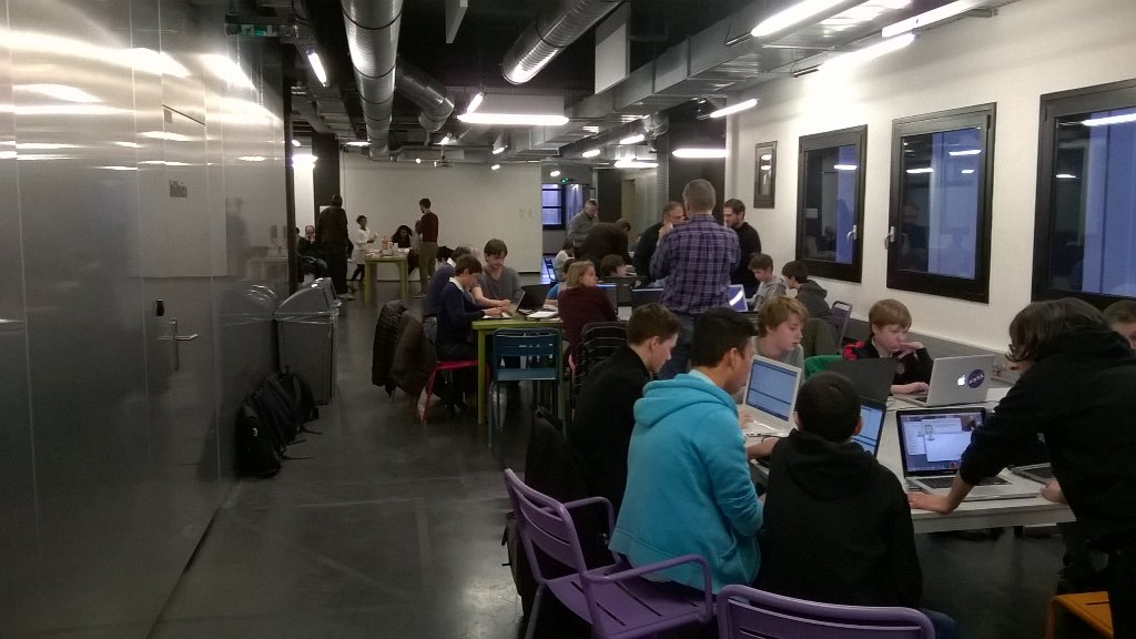 elcp72's tweet image. Premier @CoderDojoParis ,
Les enfants apprennent à coder 😊
Il y a du #scratch de l'#html. Mais aussi du Qt/Qml ...