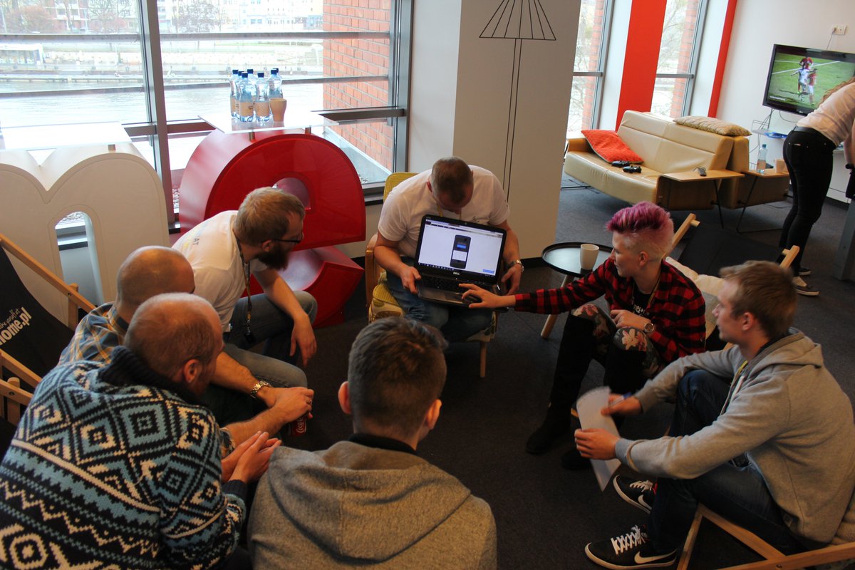 home_pl's tweet photo. Projekty #UI2015 nabierają realnych kształtów pod czujnym okiem mentorów. https://t.co/FhExnyUPOa