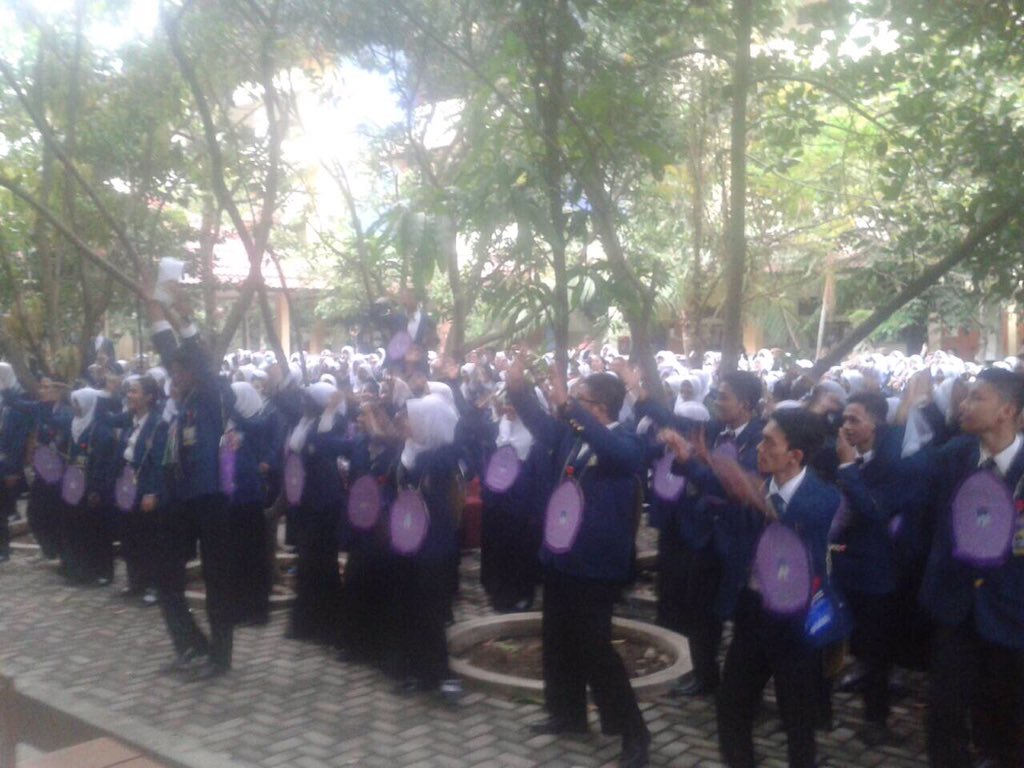 Sedang berlangsung flashmob dan penyusunan puzzle untuk menguji kekompakan angkatan 2015 <a href="/BEMUndip_/">BEM UNDIP</a>