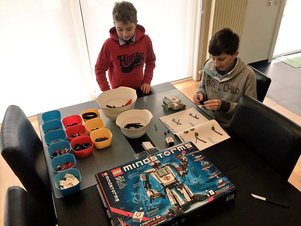 vtacquet's tweet image. @CoderDojoBe influence... #teamwork #organised @LEGO_Group #mindstorms