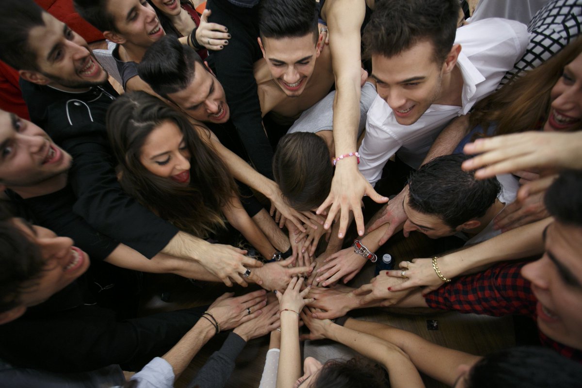 AmiciUfficiale's tweet photo. I ragazzi sono già pronti per #Amici15! Quanti RT di in bocca al lupo per loro? ❤🐺 Oggi, 14.10, Canale 5! https://t.co/VqqcmvZEbF