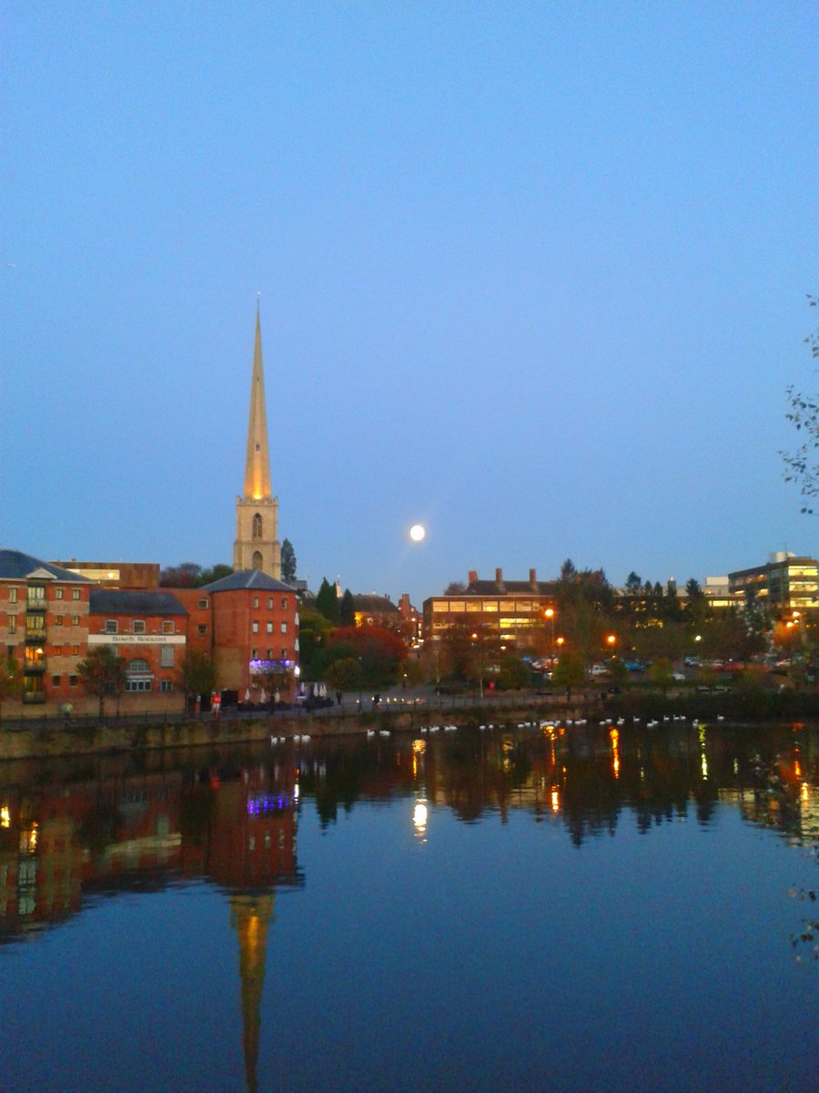 jamesbell_worc's tweet photo. Good morning #Worcester! Look out for polar bears, chimney sweeps & other #christmasinworcester fun! #offersworc https://t.co/Yv1V0Ol9EO