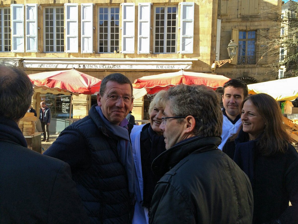 Tractage sur le marché de Sarlat. <a href="/JPeyrat/">Jérôme Peyrat</a> <a href="/FONTALIRAN/">Fontalirand florian</a> <a href="/JosieBayle/">Josie bayle</a> <a href="/AvecCalmels/">Avec Virginie Calmels</a>