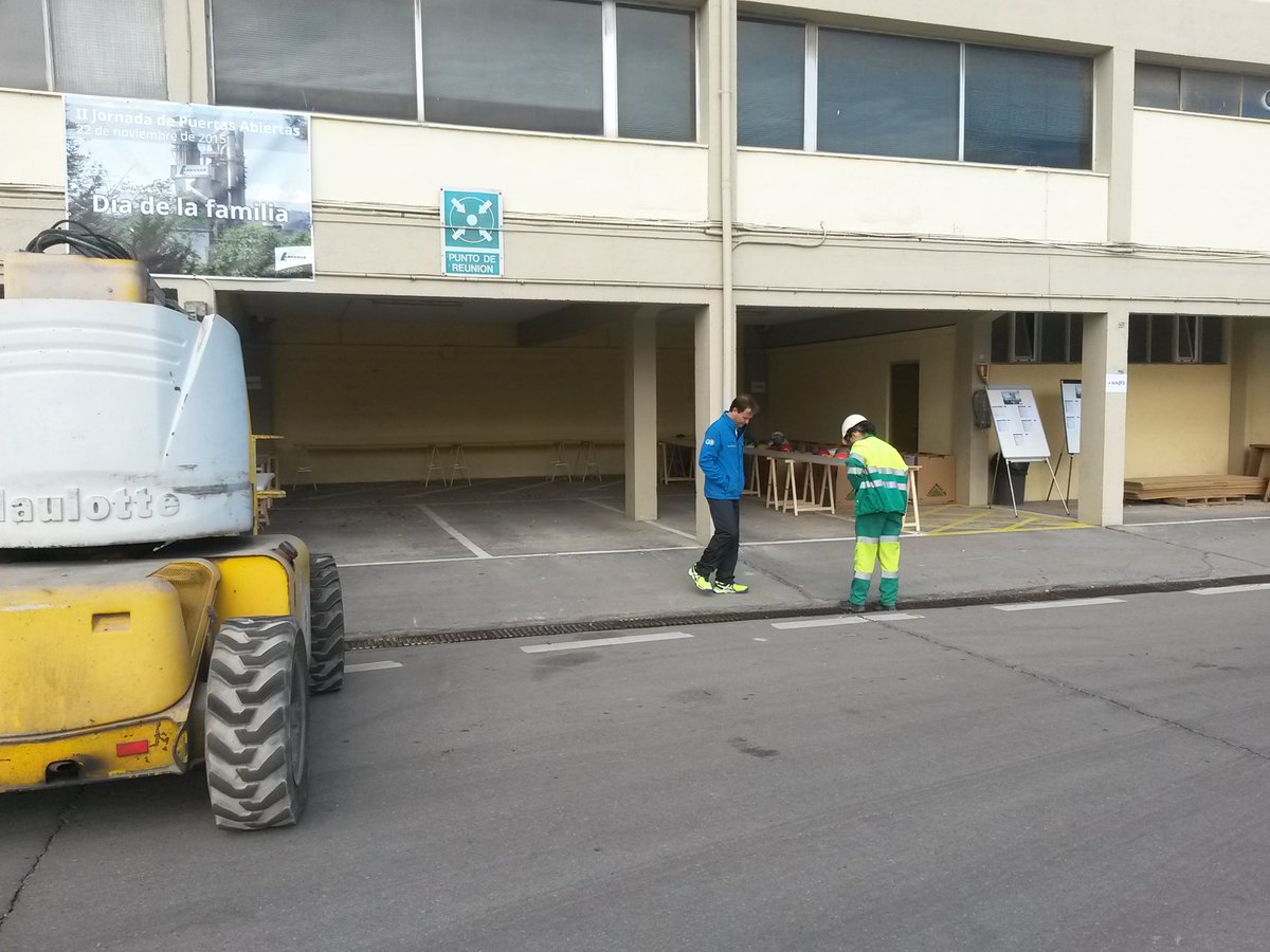 JaumeRamon2's tweet photo. Preparando las puertas abiertas#familialafarge @Lafarge_Spain https://t.co/sAt2bcvp5T
