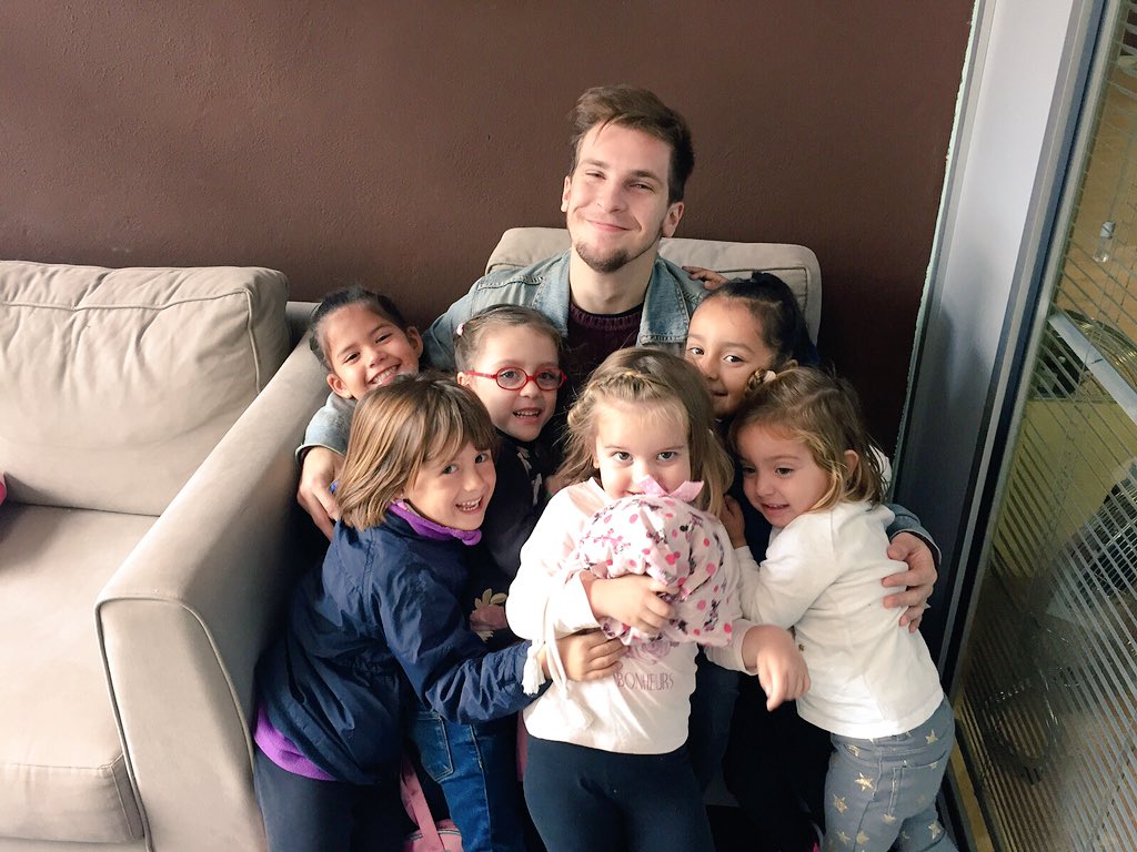 leone__studio's tweet image. .@JoseArtero_, profe de #Teatro, y sus mini-fans ☺️💚 #premusical #peques #teatromusical