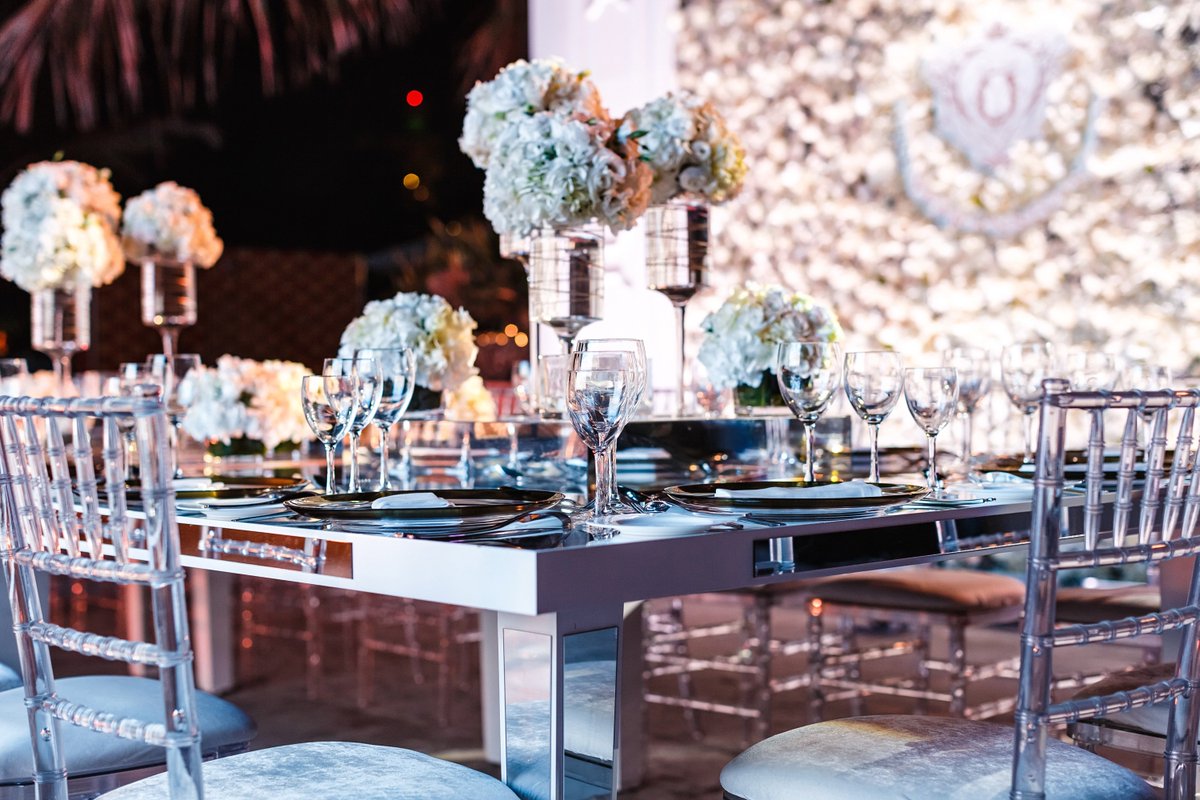EventchicD's tweet photo. The Blooming Flower Wall by @EventchicD #flowerwall #wedding #weddingdubai #event #chic #Dubai #mirrortable https://t.co/ig29YUyOje