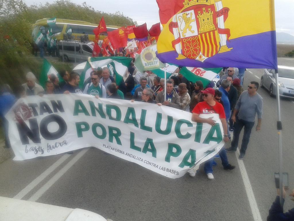 OTANno_AND's tweet photo. Hoy somos miles en la Marcha a Morón. #OTANnoBasesFuera https://t.co/TFebnwmWHF