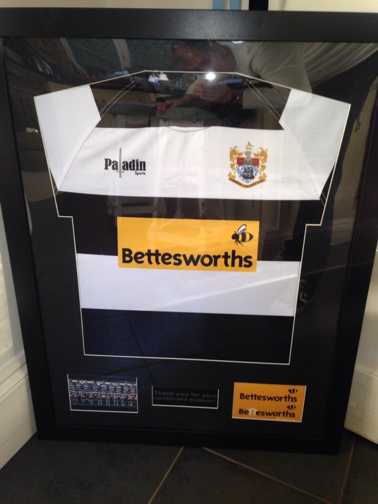 Cracking gift from <a href="/TorquayRFC/">Torquay Rugby Club</a> to @paulbettesworth. Great Dinner with hilarious <a href="/Mearsy02/">Lee Mears</a> &amp; thank you @REW_HOTELS