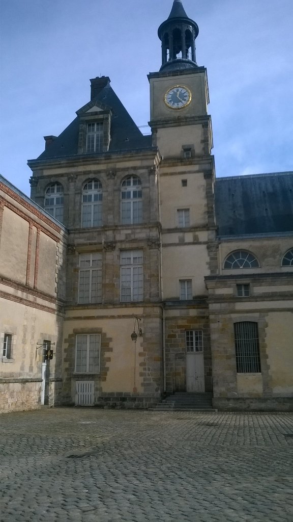 rdcParisAFP's tweet photo. Half a world away #jeudepaume #silverracket https://t.co/arVVfYhs88
