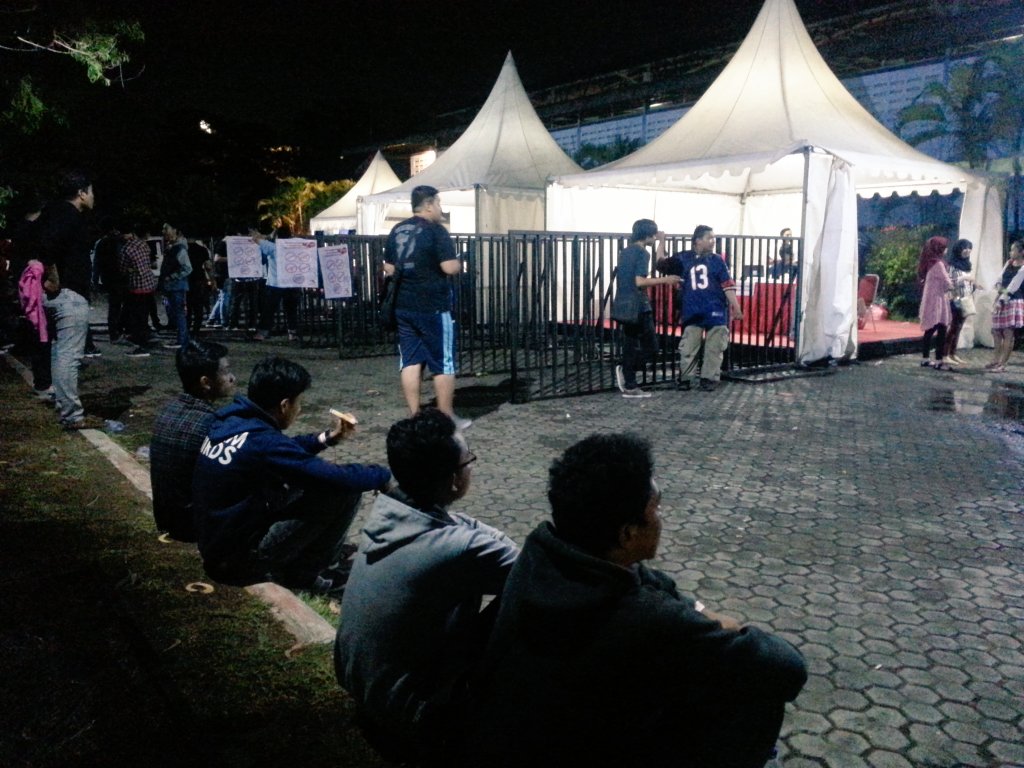 Antrian buat open gate <a href="/officialJKT48/">JKT48</a>  #JKT48Samudra di Tennis Indoor Telkom, yang masih di jalan, merapaaaat yuk 😉