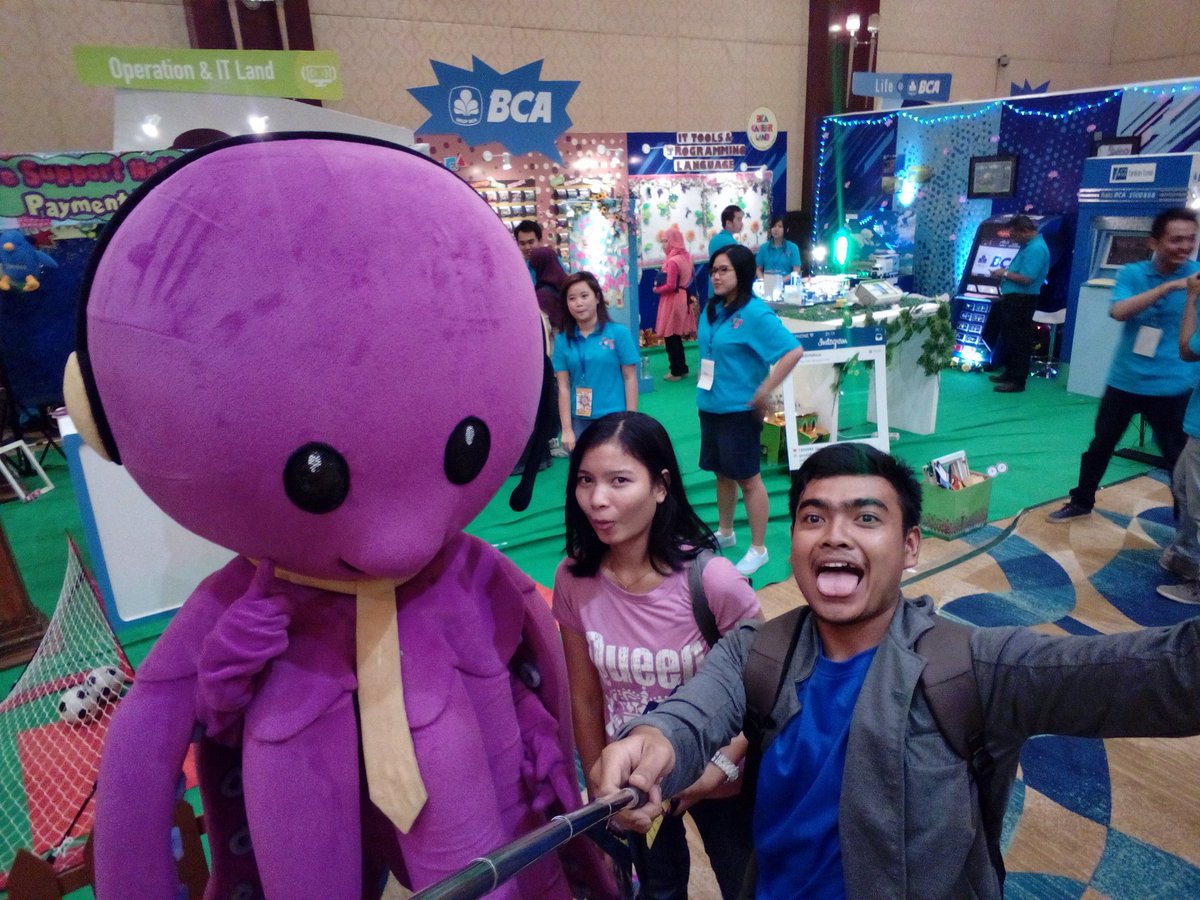 alulindosat's tweet photo. #selfiewithbungkkb @BCAFinance_Jobs https://t.co/Isk4h4qguN