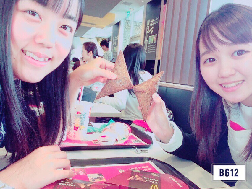 chinenmamiko's tweet photo. ずっと楽しみだったチョコパイでパピオン作る夢🙌💗🙌
まみこはまいかとよく遠近法で写真を取ります🙊💭
#Expapi
@u052008080514m https://t.co/CKbjcQGIfU