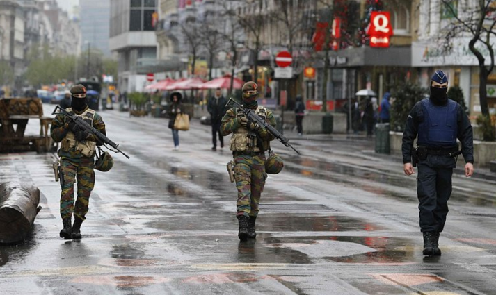 PhilipSimeITV's tweet photo. Les magasins au centre de Bruxelles ont été invités à fermer en raison d'une "menace imminente".

#Niveau4 https://t.co/UvyhrffX4m