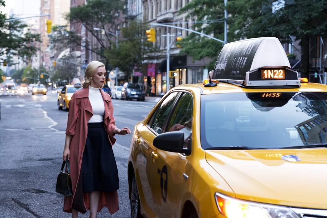 красивая девушка в такси. девушка в такси. девушка садится в такси съемка. женщина села в такси. женщина пассажир.