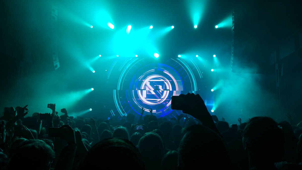 SquareaSaw's tweet photo. @Zedd danke für diesen unvergesslichen Abend. Super Show!! 👍 https://t.co/ZvDbomQpbs