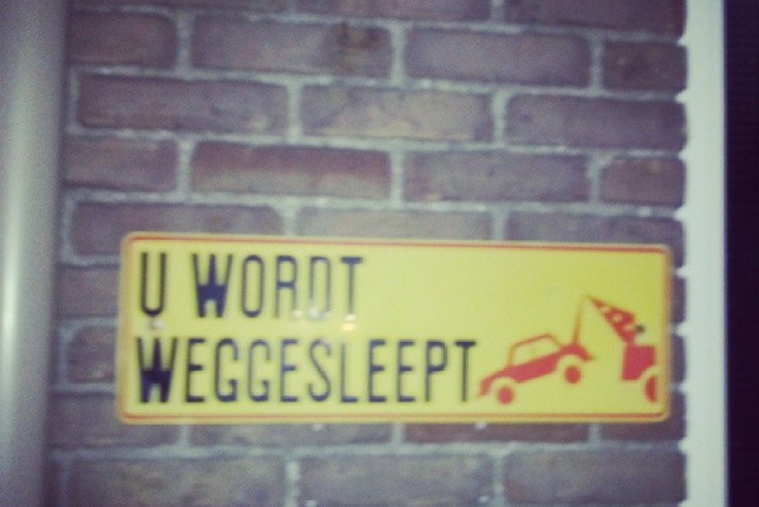 Hoe zou dat gaan? Gewoon aan de benen meeslepen? Fijn dat die'tekening' alsnog duidelijk maakt wat er wordt bedoeld.
