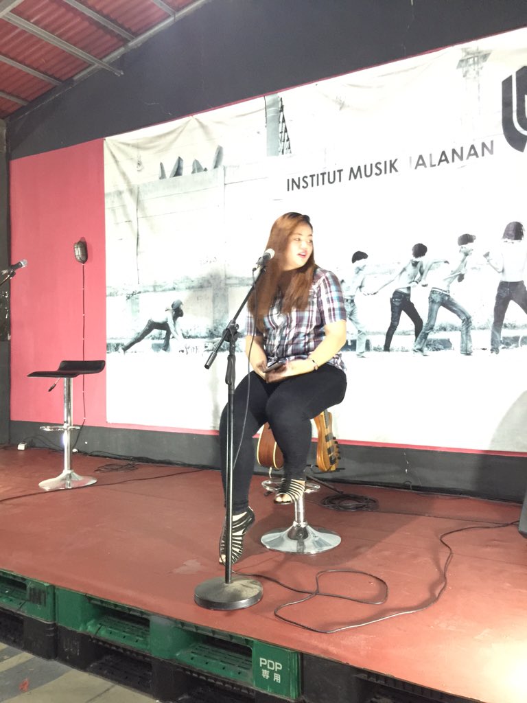 Pembacaan puisi malam ini dibuka oleh kak <a href="/raraiswahyudi/">Rara</a> dengan puisi