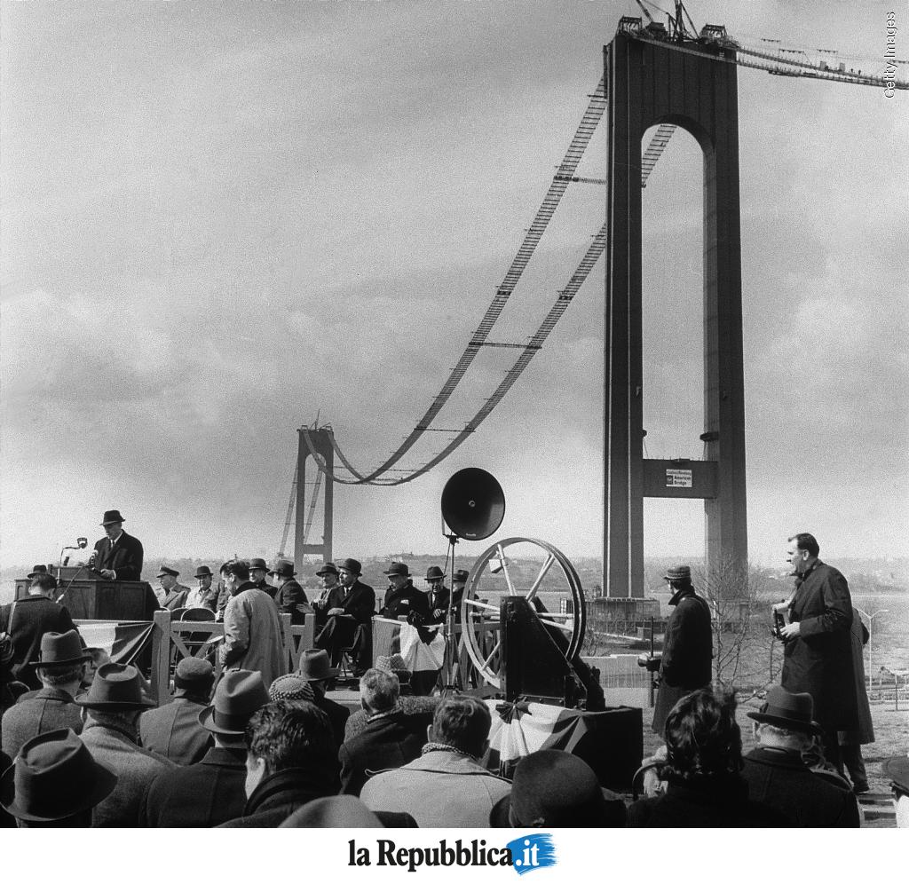 repubblica's tweet photo. 21 novembre 1964 - Inaugurato a New York il ponte che collega Brooklyn a Staten Island: l'opera è intitolata… https://t.co/zFAeZYOtPw